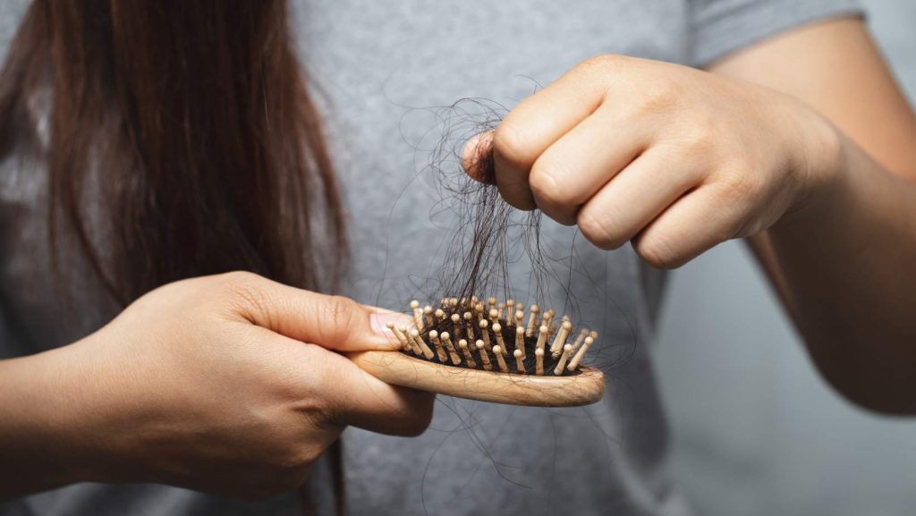 Es-normal-la-caida-del-cabello-en-verano-en-mujeres